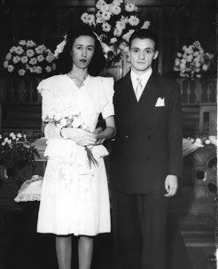 Mario Benedetti y Liropeya Luz López Alegre en la Iglesia Metodista Central, contrayendo matrimonio, que duraría 6 décadas.