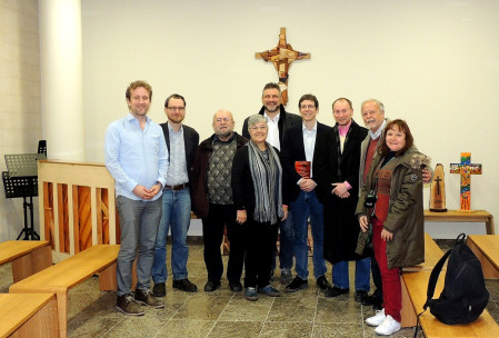 La delegación con anfitriones en la capilla de la sede de la Obra Evangélica para Diaconía y Desarrollo (de izq. a derecha): Joachim Fünfgelt, Philipp Öhlmann, Roland, Inés Simeone, Werner Philipp, Christopher Selbach, Michael Wetzel, Alfredo Alcarraz y señora esposa Alicia.