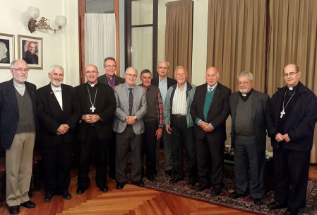 En la foto: Cardenal Daniel Sturla, Pastor Oscar Bolioli (Federación de Iglesias Cristianas del Uruguay), Obispo Michele Pollesel (Iglesia Anglicana del Uruguay), Alfredo Alcarraz (Presidente de la Iglesia Metodista en el Uruguay), Pastor Obed Boyadjian (Primera Iglesia Evangélica Armenia), Pastor Gerónimo Granados (Congregación Evangélica Alemana de Montevideo), Pastor Octavio Burgoa (Iglesia Evangélica Luterana Unida), Agustín Silva (Asociación Cristiana de Jóvenes, Paul Dabezies (Responsable de Ecumenismo por la Arquidiócesis) , Mons. Milton Tróccoli y el Pbro. Juan González.